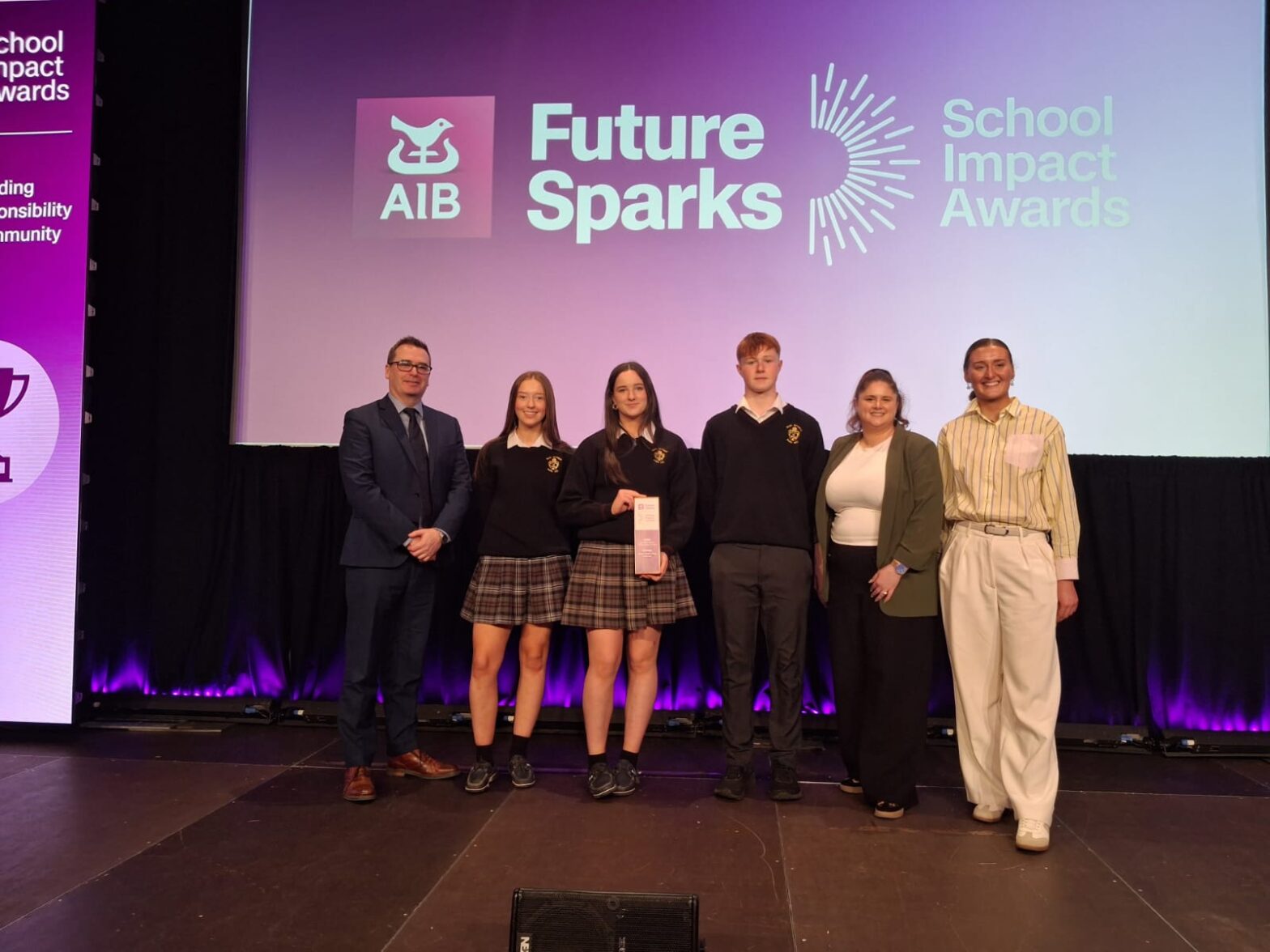 Scoil Aireagail students with award