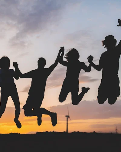 happy-friends-jumping